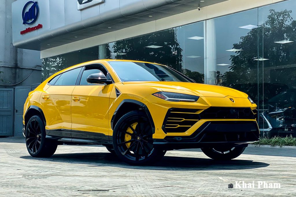 Cận cảnh siêu SUV Lamborghini Urus vàng Giallo Auge vừa về Việt Nam với trang bị carbon “xịn xò”