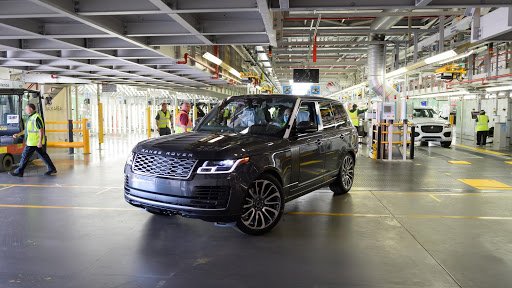 Nhà máy Jaguar Land Rover sản xuất Range Rover với quy trình đúng chuẩn chống Covid-19